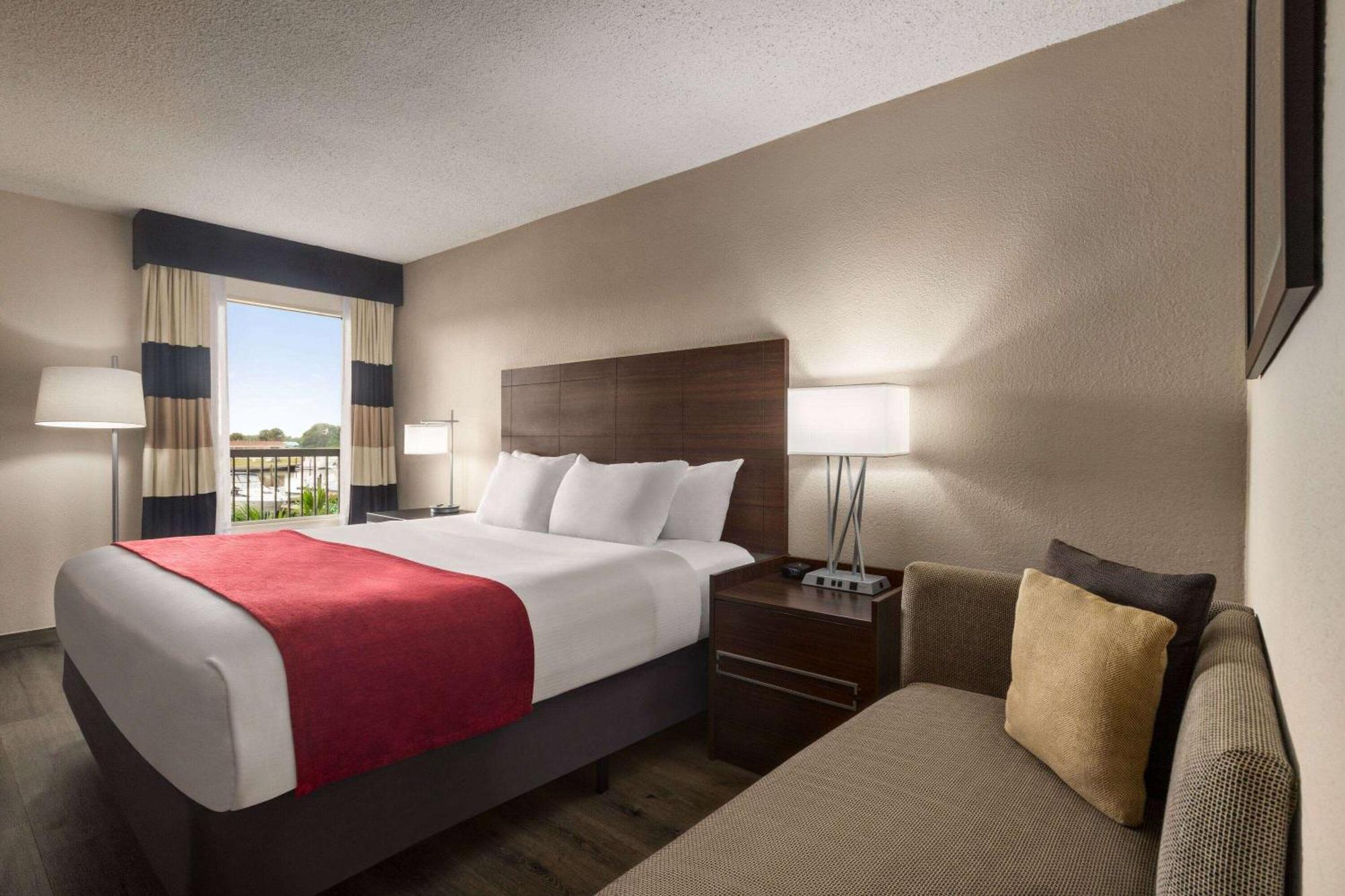 מלון Ramada By Wyndham Sarasota Waterfront מראה חיצוני תמונה